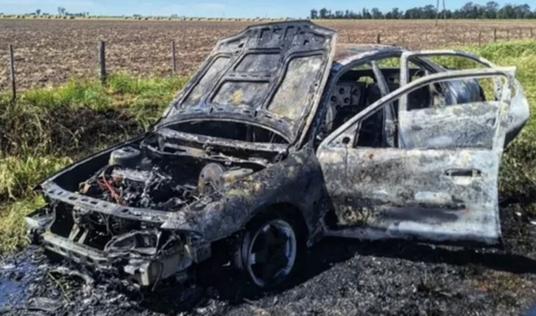 Un auto se incendió en Marcos Juárez